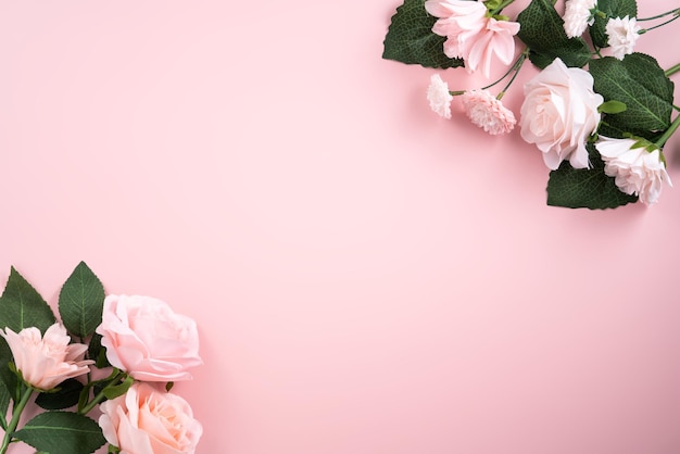 Fondo di concetto di disegno di San Valentino e festa della mamma con fiore rosa e regalo su sfondo rosa
