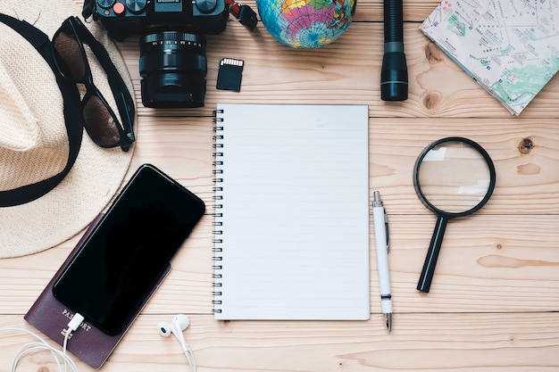 Fondo di concetto di pianificazione di viaggio. Accessori del viaggiatore