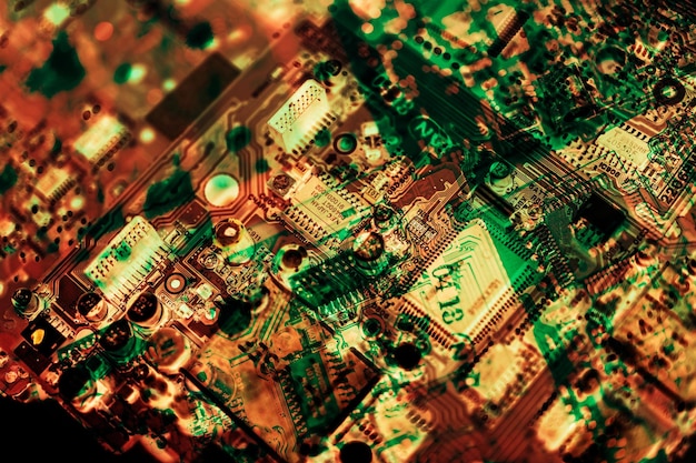 Fondo di concetto di tecnologia del microchip con gli elementi elettronici del circuito stampato.