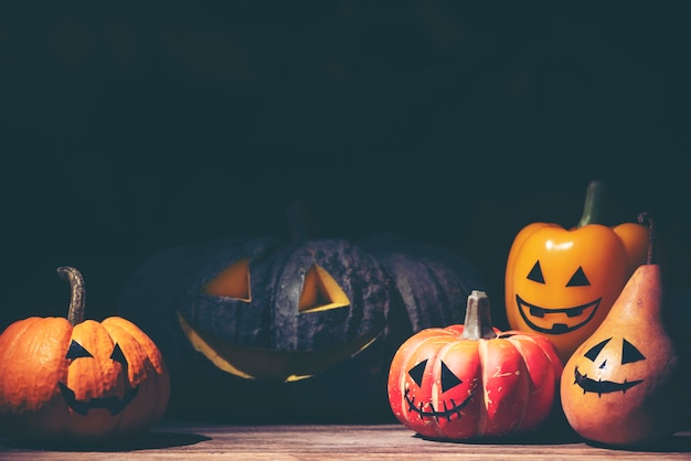 Fondo di festa di Halloween, zucche fresche, arte, mestiere