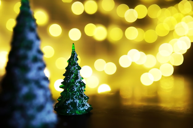 Fondo di festa di Natale e Capodanno con spazio di copia. Sfondo vacanza invernale con abete congelato, luci glitterate, bokeh.