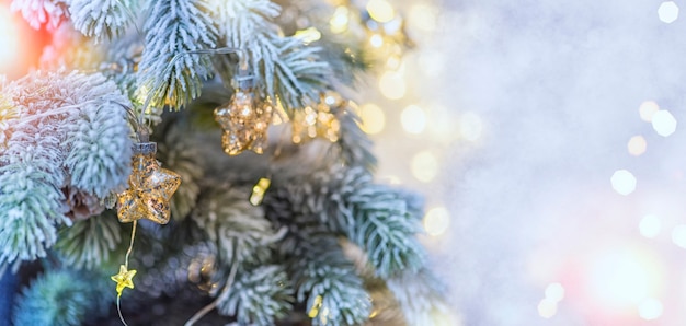 Fondo di feste di Natale e Capodanno. Albero di Natale con sfondo chiaro e sfocato