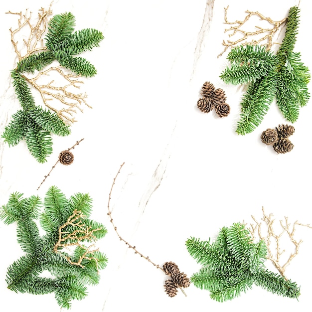 Fondo di feste di Natale. Rami di pino con decorazione dorata. Lay piatto
