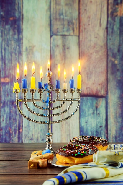 Fondo di Hanukkah di simbolo di festa ebrea con menorah