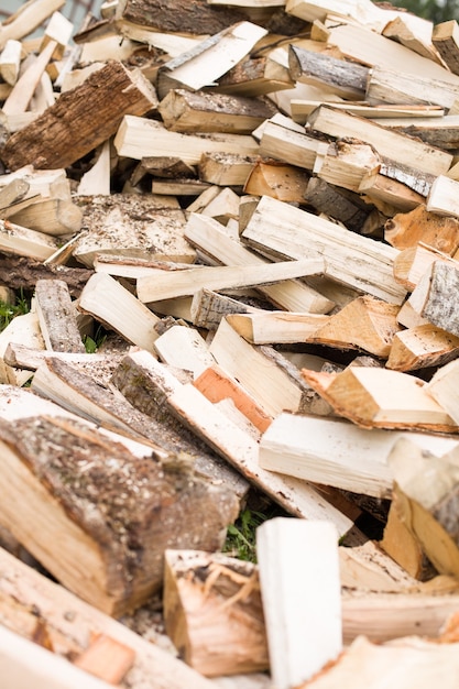 Fondo di legna da ardere legna da ardere tagliata a secco su una pila