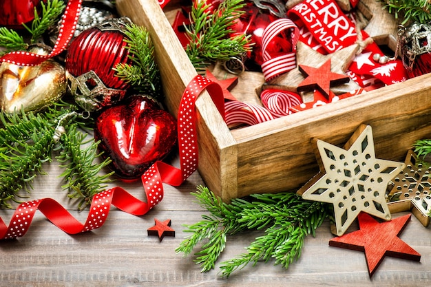 Fondo di legno degli ornamenti dorati rossi della decorazione di Natale dell'annata