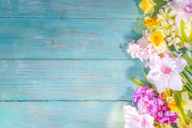 Fondo di legno dei fiori della primavera