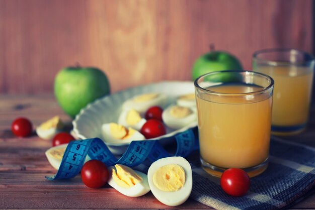 Fondo di legno della frutta della prima colazione dell'uovo