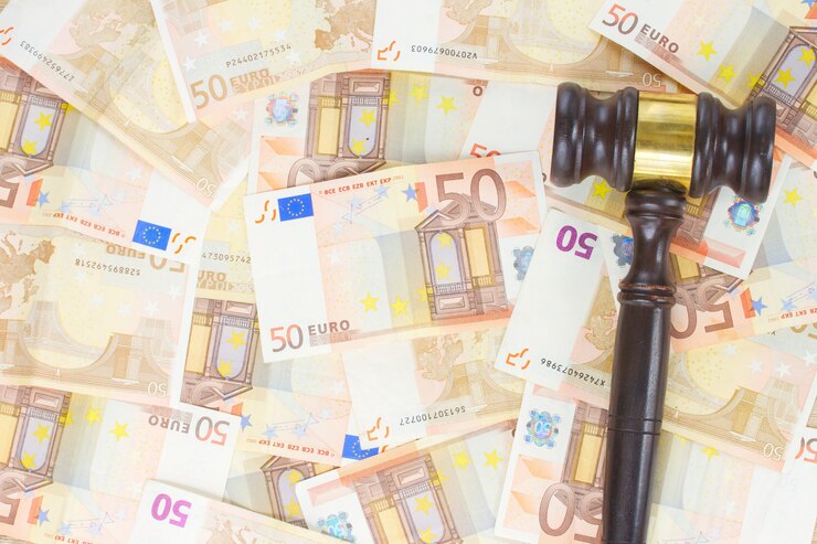Foto fondo di legno di legge martello e banconote in euro