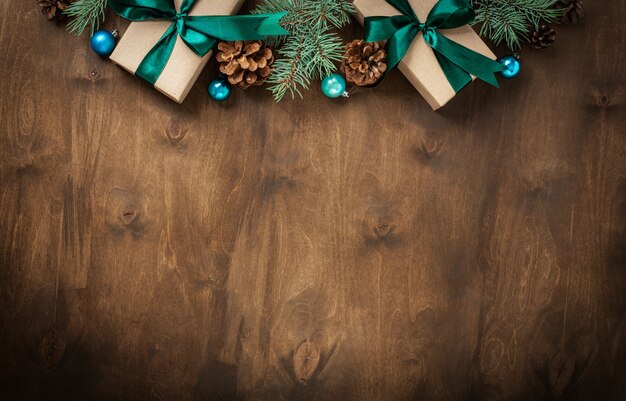 Fondo di legno di Natale con decorazioni e confezione regalo con spazio di copia