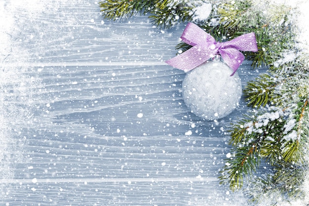 Fondo di legno di Natale con l'albero di abete della neve e l'arredamento