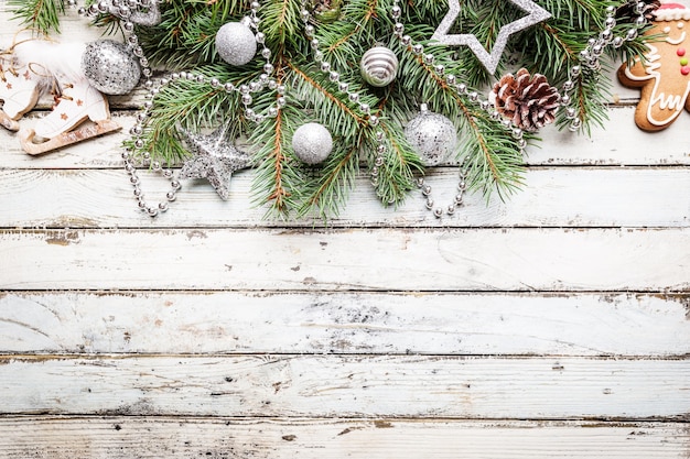 Fondo di legno di Natale con l'albero di abete e le decorazioni. Vista dall'alto con copia spazio