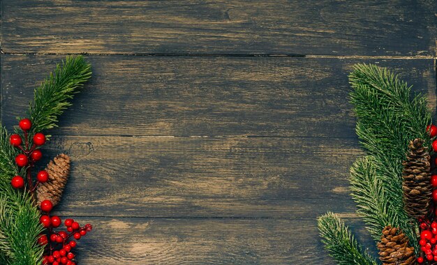 Fondo di legno di Natale con rami di abete e un posto da copiare.