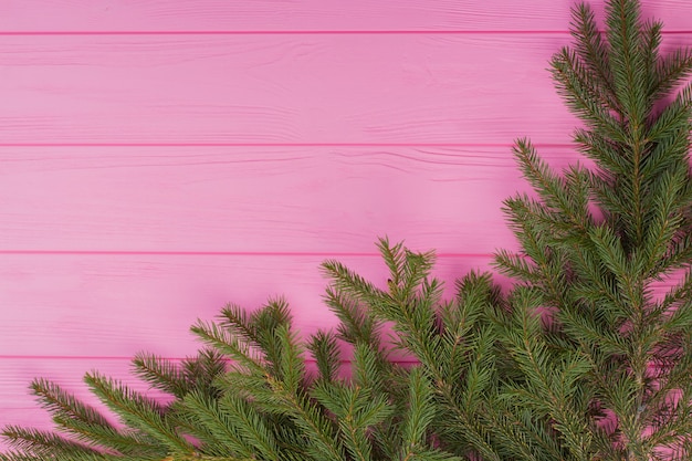 Fondo di legno di Natale con rami di abete.