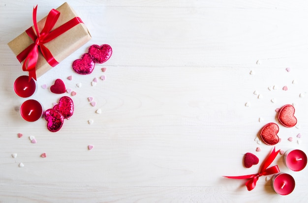 Fondo di legno di San Valentino con cuore, regali e candele rossi. Regali per San Valentino. Sfondo bianco in legno