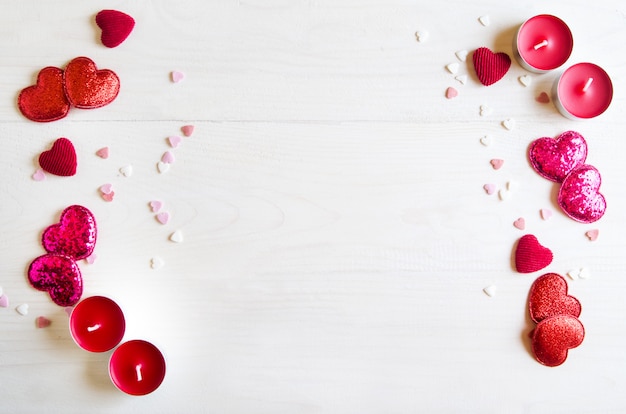 Fondo di legno di San Valentino con cuore, regali e candele rossi. Regali per San Valentino. Sfondo bianco in legno