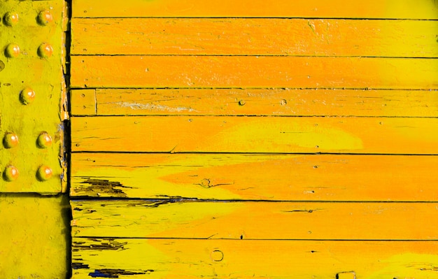 Fondo di legno giallo arancione brillantemente colorato