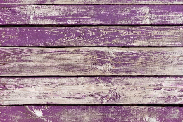 Fondo di legno invecchiato esposto all'aria viola