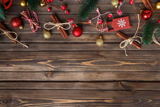 Fondo di legno marrone con lo spazio della copia della decorazione festiva di Natale