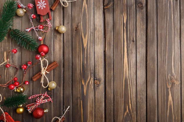 Fondo di legno marrone con lo spazio della copia della decorazione festiva di Natale