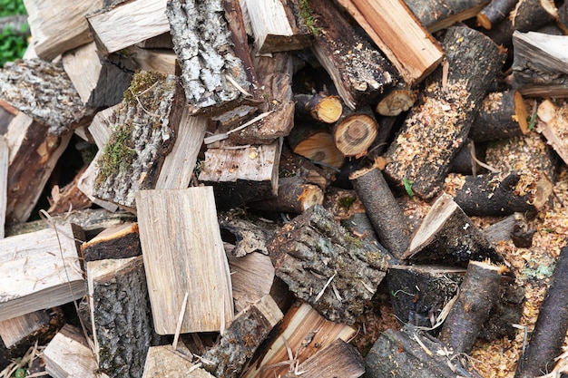 Fondo di legno naturale - primo piano di legna da ardere tagliata. Cataste di legna da ardere. Preparazione della legna da ardere per l'inverno. Mucchio di legna da ardere.