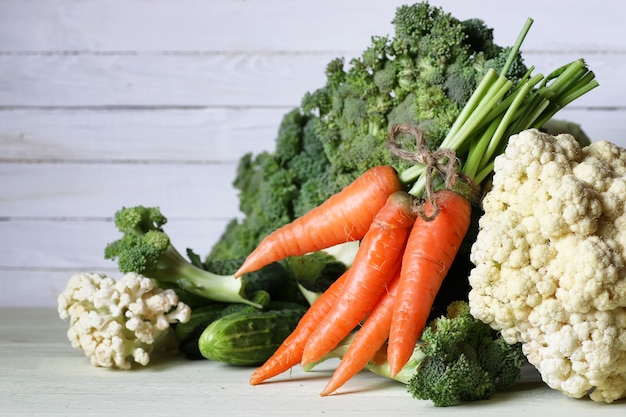 Fondo di legno rustico delle verdure fresche
