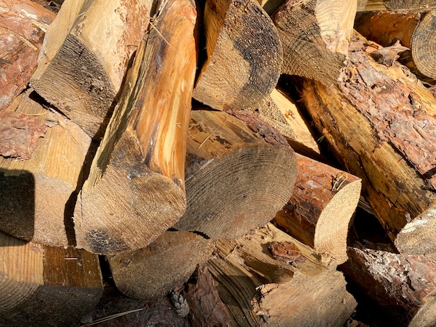 Fondo di legno tagliato che si trova uno sopra l'altro