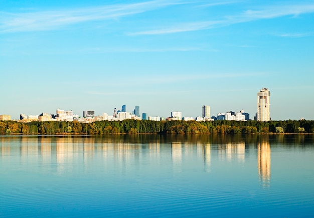 Fondo di paesaggio urbano della banchina del fiume di Mosca