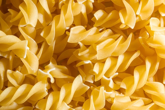 Fondo di pasta di fusilli crudo