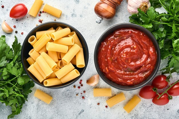 fondo di pasta rigatoni di pasta, salsa di ketchup, olio di oliva spezie, prezzemolo e pomodoro fresco