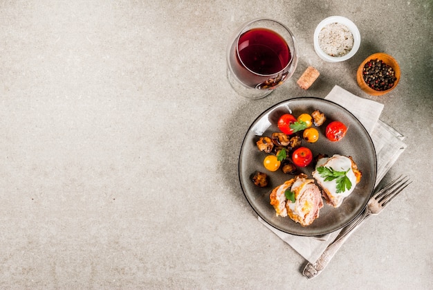 Fondo di pietra grigio del cordon bleu casalingo della cotoletta della carne