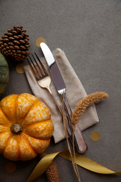 Fondo di ringraziamento di stile di vita dell'impostazione del posto di autunno con le posate e le zucche