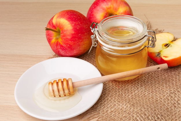 Fondo di Rosh Hashanah di festa ebrea con miele e mele sulla tavola di legno.