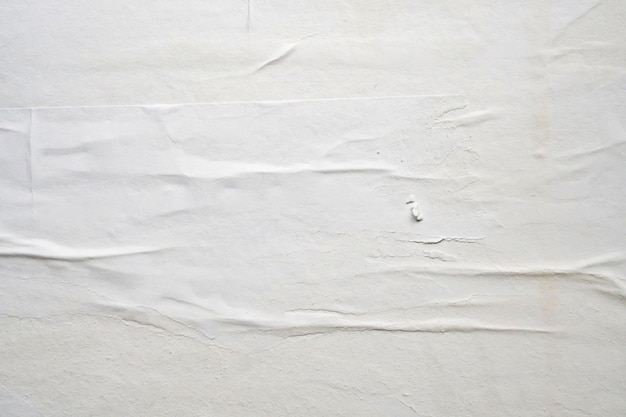 Fondo di struttura del manifesto di carta stropicciata e sgualcita bianca