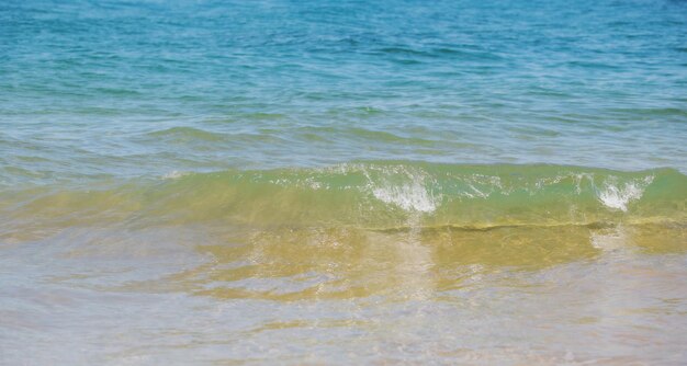 Fondo di struttura dell'acqua astratta o increspata del mare Struttura della superficie dell'acqua calma con spruzzi e onde Fondo astratto della natura Superficie dell'acqua blu dell'oceano