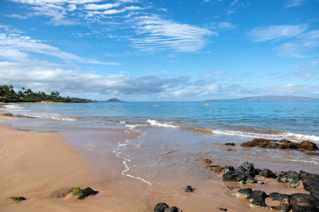 Fondo di vacanza di vacanza di estate di una spiaggia tropicale e di una spiaggia delle hawaii del mare blu