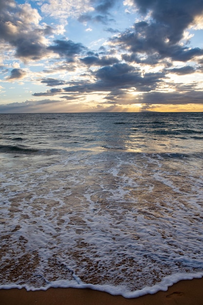 Fondo di vacanza di vacanza di estate di una spiaggia tropicale e di una spiaggia delle hawaii del mare blu