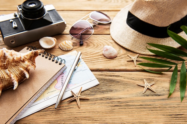 Fondo di vacanza estiva, concetto di viaggio con la macchina fotografica sulla tavola di legno