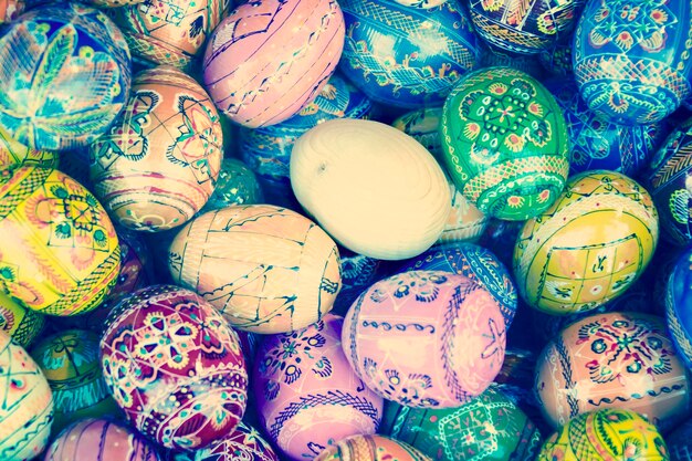 Fondo dipinto variopinto delle uova di Pasqua Tonica