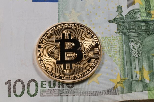 Fondo dorato dell'euro del bitcoin. Bitcoin criptovaluta.