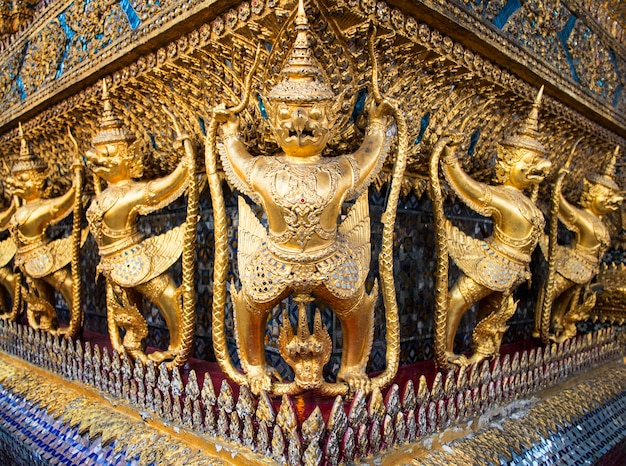 Fondo dorato di Garuda a Wat Phra Kaew