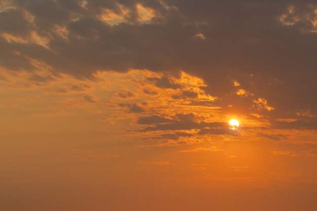 Fondo drammatico del cielo sul tramonto. Composizione della natura. Africa, Namibia