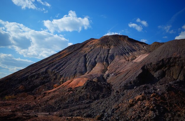 Fondo drammatico del paesaggio delle colline del suolo