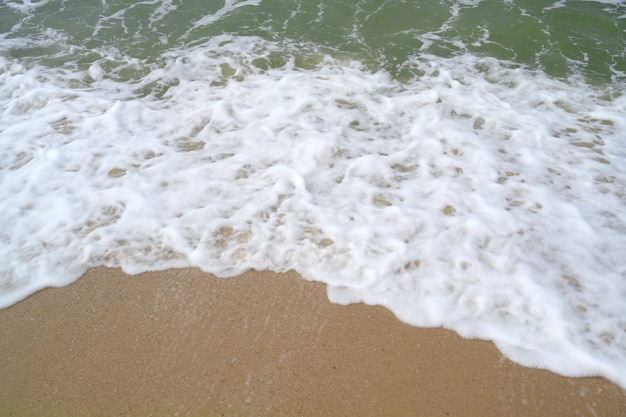 Fondo e mare bianchi della spiaggia sabbiosa