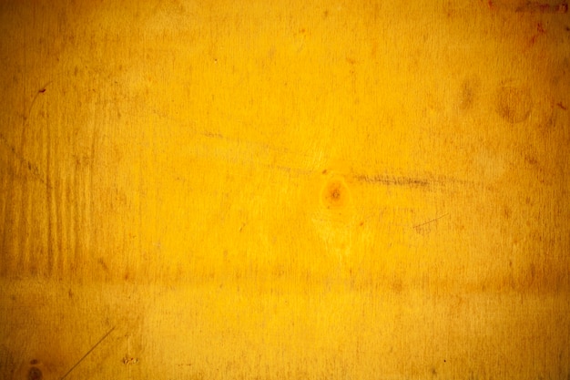Fondo giallo del bordo di legno.