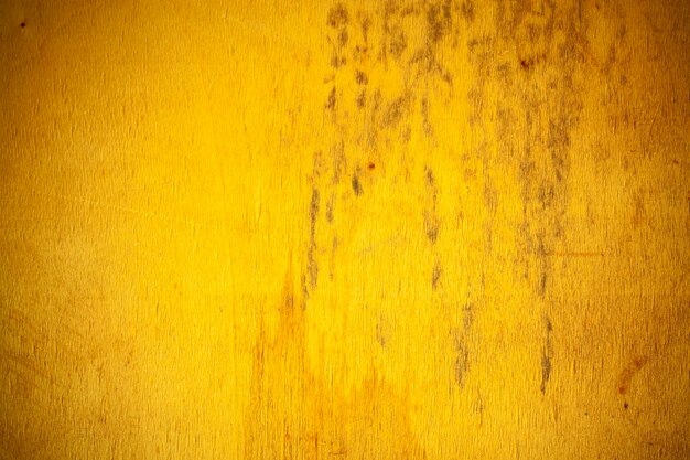 Fondo giallo del bordo di legno.