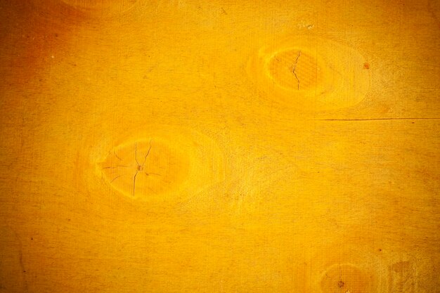 Fondo giallo del bordo di legno.