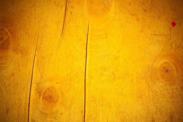 Fondo giallo del bordo di legno.