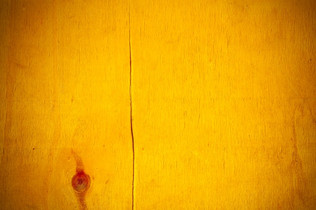 Fondo giallo del bordo di legno.