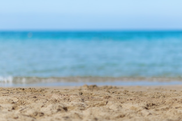 Fondo giallo della sabbia e decorazione del cielo e del sole del mare